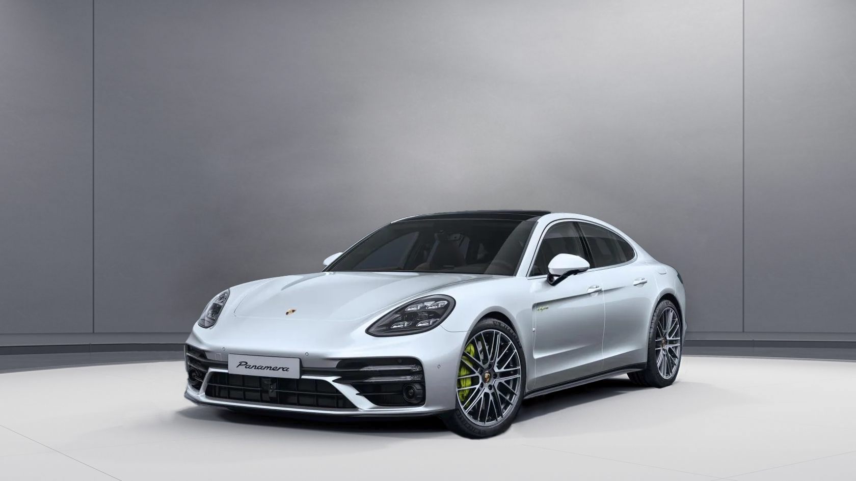 Reserva con Rentcars Luxury el Porsche Panamera, la opción más deportiva dentro del segmento de las berlinas ejecutivas premium con un motor de 440CV.